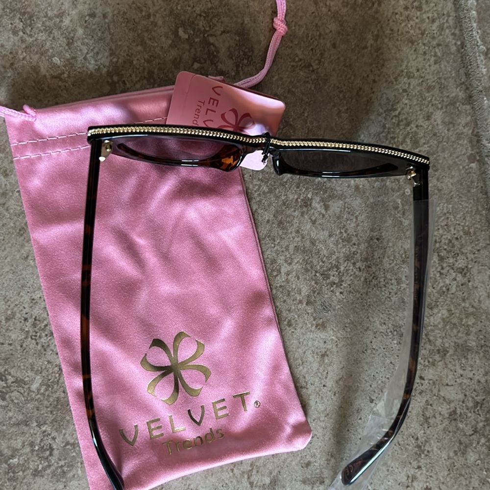 Velvet, cat eye sunglasses tortoise with gold accents. NWT - Picture 3 of 4
